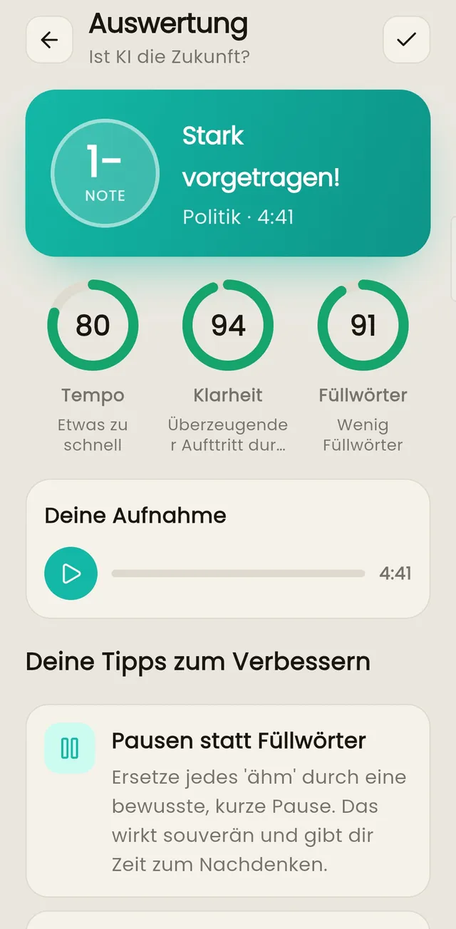 Orately-App: Auswertung eines geübten Vortrags mit Note und Werten für Tempo, Klarheit und Füllwörter